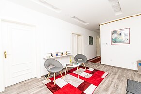 Modern and Bright Studio! Heart of the City Center