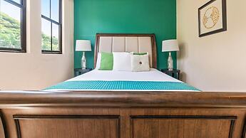 Well-decorated 3rd-floor unit with unique designs and mountainview in 