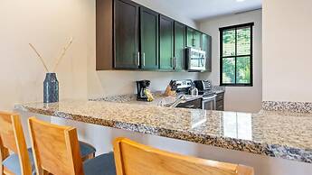 Well-decorated 3rd-floor unit with unique designs and mountainview in 