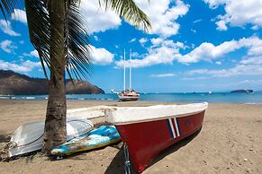 Well-decorated 3rd-floor unit with unique designs and mountainview in 