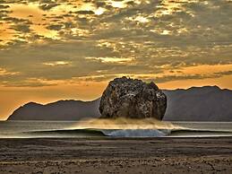 Well-decorated 3rd-floor unit with unique designs and mountainview in 