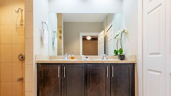 Well-decorated 3rd-floor unit with unique designs and mountainview in 