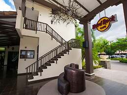 Classy artsy ocean-view unit near pool at Pacifico in Coco sleeps 6