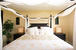 Classy artsy ocean-view unit near pool at Pacifico in Coco sleeps 6