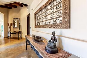 Mediterranean-style Flamingo Mansion Offers the Ultimate in Beachfront