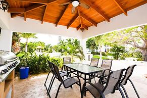 Exquisitely Decorated 5th-floor View of 2 Bays in Flamingo