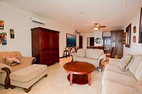 Exquisitely Decorated 5th-floor View of 2 Bays in Flamingo