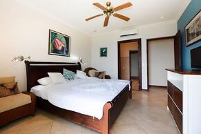 Exquisitely Decorated 5th-floor View of 2 Bays in Flamingo