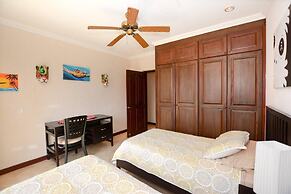 Exquisitely Decorated 5th-floor View of 2 Bays in Flamingo