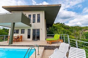 Big, Ultramodern Hillside Home With Private Pool and Endless Ocean Vie