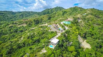 Big, Ultramodern Hillside Home With Private Pool and Endless Ocean Vie