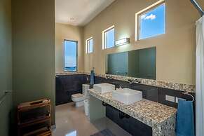 Big, Ultramodern Hillside Home With Private Pool and Endless Ocean Vie