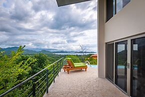 Big, Ultramodern Hillside Home With Private Pool and Endless Ocean Vie