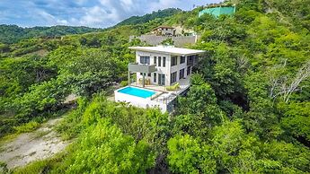 Big, Ultramodern Hillside Home With Private Pool and Endless Ocean Vie