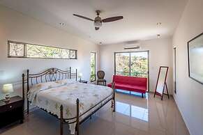 Big, Ultramodern Hillside Home With Private Pool and Endless Ocean Vie