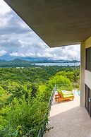 Big, Ultramodern Hillside Home With Private Pool and Endless Ocean Vie