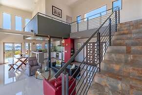 Big, Ultramodern Hillside Home With Private Pool and Endless Ocean Vie