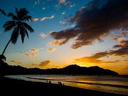 Big, Ultramodern Hillside Home With Private Pool and Endless Ocean Vie