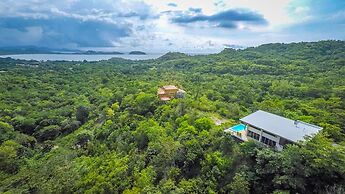 Big, Ultramodern Hillside Home With Private Pool and Endless Ocean Vie