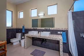 Big, Ultramodern Hillside Home With Private Pool and Endless Ocean Vie