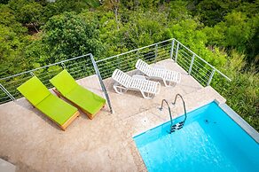 Big, Ultramodern Hillside Home With Private Pool and Endless Ocean Vie