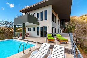 Big, Ultramodern Hillside Home With Private Pool and Endless Ocean Vie