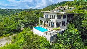 Big, Ultramodern Hillside Home With Private Pool and Endless Ocean Vie