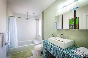 Big, Ultramodern Hillside Home With Private Pool and Endless Ocean Vie