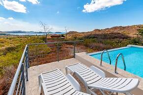 Big, Ultramodern Hillside Home With Private Pool and Endless Ocean Vie