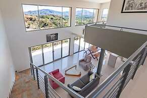 Big, Ultramodern Hillside Home With Private Pool and Endless Ocean Vie