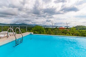 Big, Ultramodern Hillside Home With Private Pool and Endless Ocean Vie