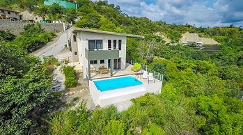 Big, Ultramodern Hillside Home With Private Pool and Endless Ocean Vie