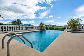 Birds-eye Ocean View in Nicely Priced Top-floor Unit in Flamingo