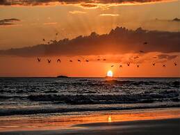 Birds-eye Ocean View in Nicely Priced Top-floor Unit in Flamingo