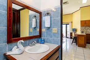 Birds-eye Ocean View in Nicely Priced Top-floor Unit in Flamingo