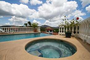 Birds-eye Ocean View in Nicely Priced Top-floor Unit in Flamingo