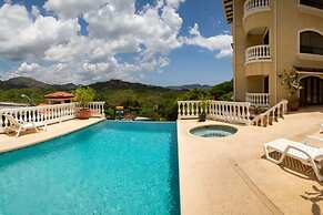 Birds-eye Ocean View in Nicely Priced Top-floor Unit in Flamingo