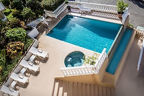 Birds-eye Ocean View in Nicely Priced Top-floor Unit in Flamingo