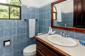 Birds-eye Ocean View in Nicely Priced Top-floor Unit in Flamingo