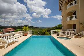 Birds-eye Ocean View in Nicely Priced Top-floor Unit in Flamingo