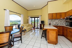 Birds-eye Ocean View in Nicely Priced Top-floor Unit in Flamingo