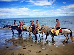 Birds-eye Ocean View in Nicely Priced Top-floor Unit in Flamingo