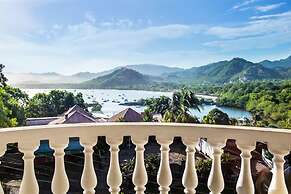 Birds-eye Ocean View in Nicely Priced Top-floor Unit in Flamingo