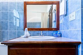 Birds-eye Ocean View in Nicely Priced Top-floor Unit in Flamingo