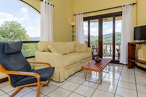 Birds-eye Ocean View in Nicely Priced Top-floor Unit in Flamingo