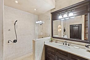 Luxury beachfront unit in Flamingo right in front of the waves