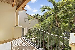 Luxury beachfront unit in Flamingo right in front of the waves