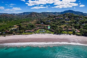 Luxury beachfront unit in Flamingo right in front of the waves