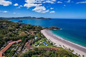 Luxury beachfront unit in Flamingo right in front of the waves