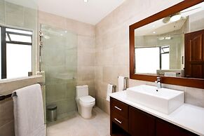 Spectacular - spacious unit in Flamingo in front of the beach